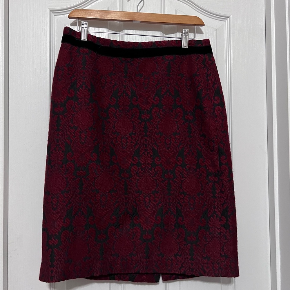 Talbots texturized skirt. Fully lined. Velvet waistband and zips in back.   8